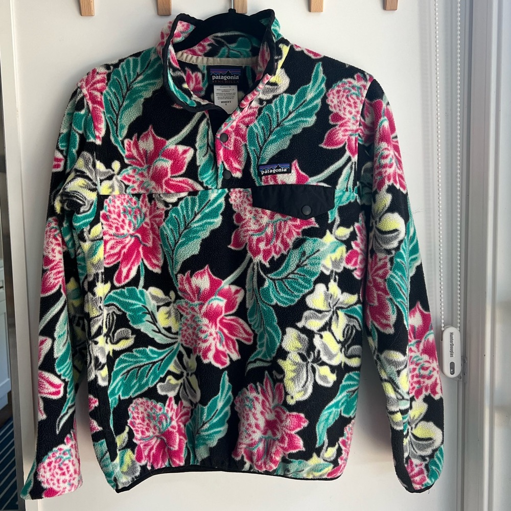 Patagonia Synchilla Snap-T Fleece Pullover in Black Manoa Floral Hawaiian